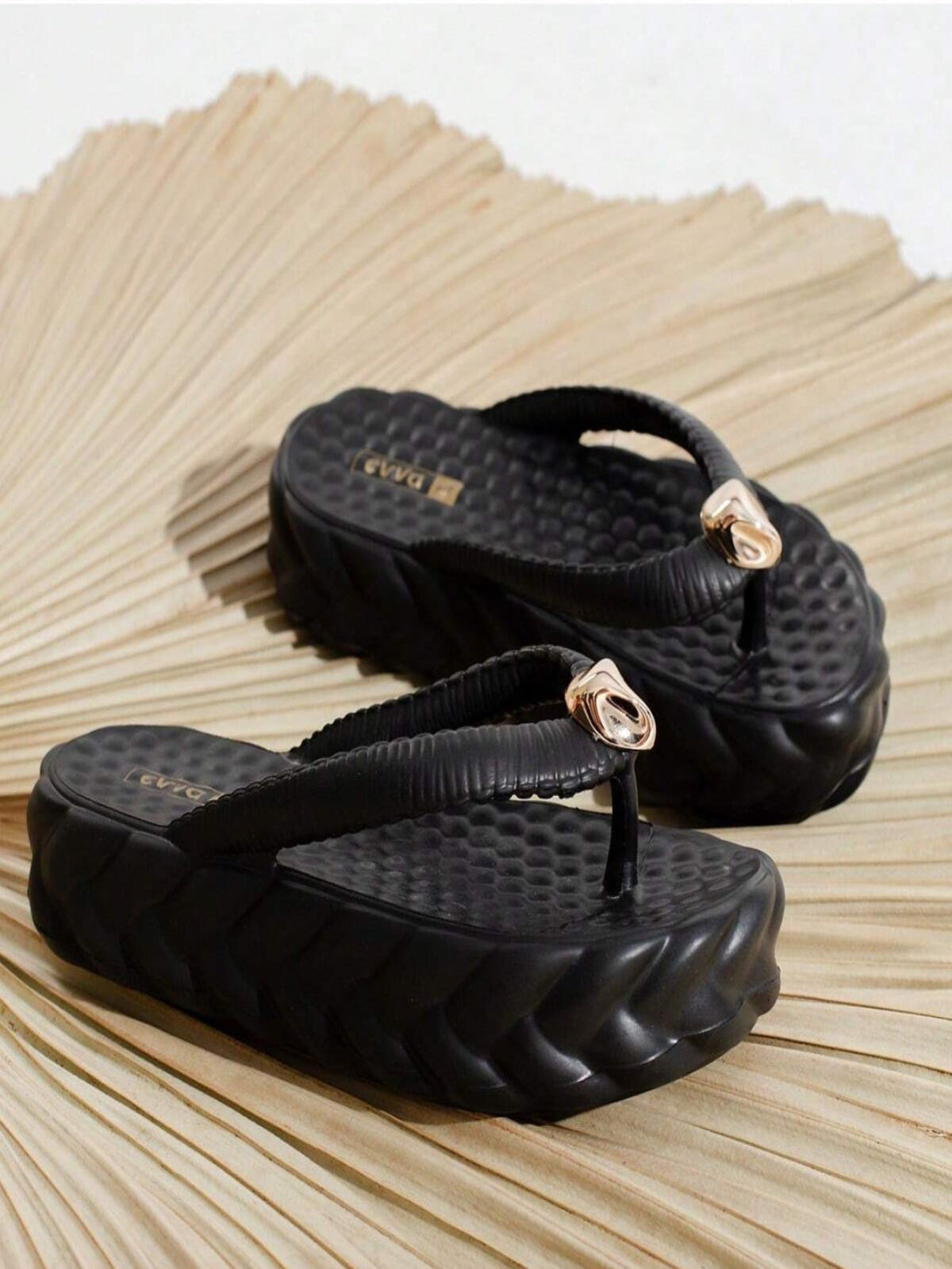 https://amoora.com.br/products/chinelo-feminino-eva-de-dedo-com-decoracao-metalica-preto