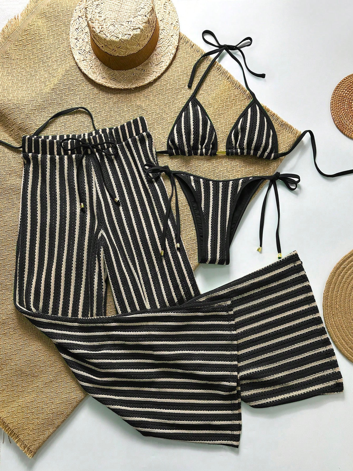 https://amoora.com.br/products/conjunto-de-biquini-de-croche-feminino-e-saida-de-praia
