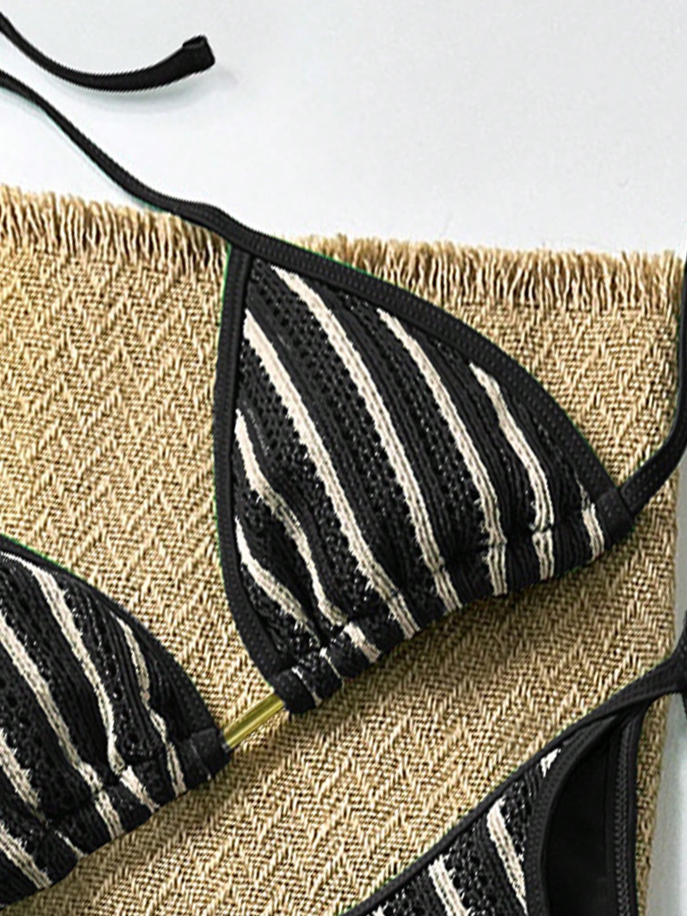 https://amoora.com.br/products/conjunto-de-biquini-de-croche-feminino-e-saida-de-praia