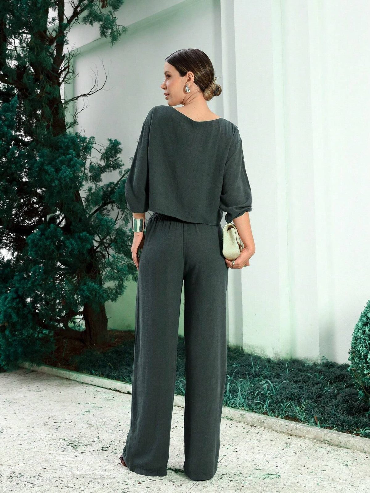 Conjunto em Linho Misto Decote Canoa e Calça Pantalona