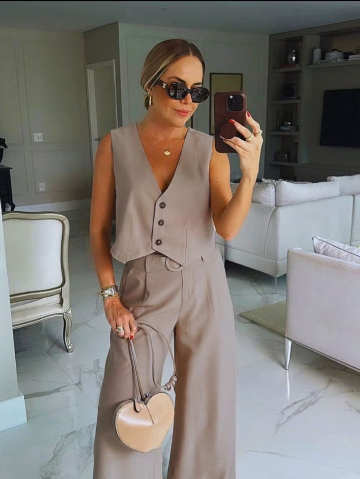 Conjunto Feminino Colete com Calça Alfaiataria e Cinto