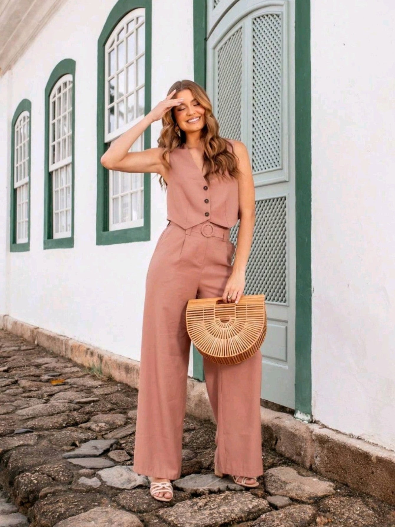 Conjunto Feminino Colete com Calça Alfaiataria e Cinto