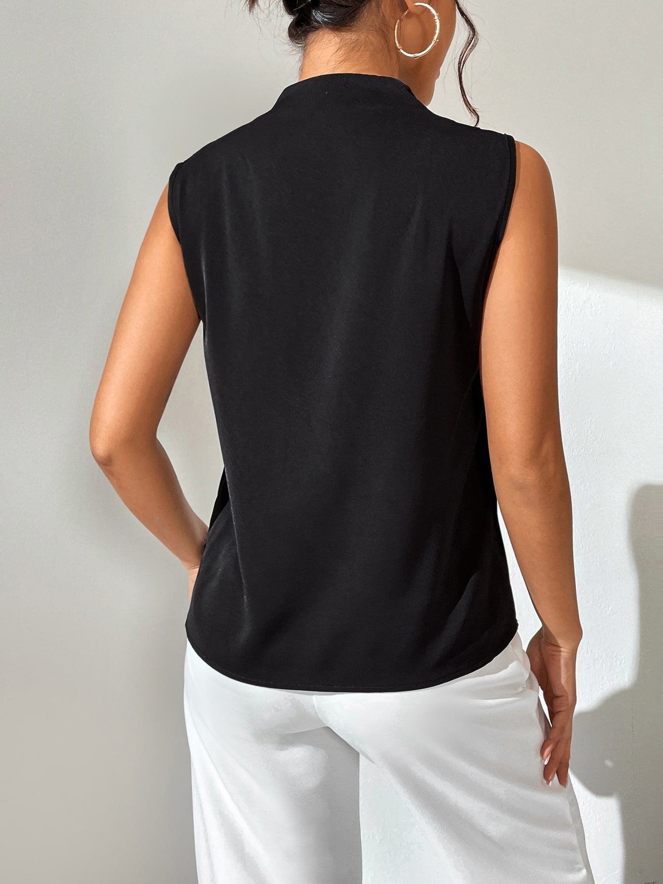 Blusa Feminina Social Detalhe Botão Sem Mangas